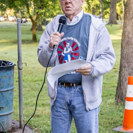 Earl Sears begins pre-run announcements.