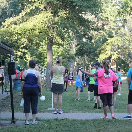 Runners listen to beginning announcements and prepare for the beginning of the run.