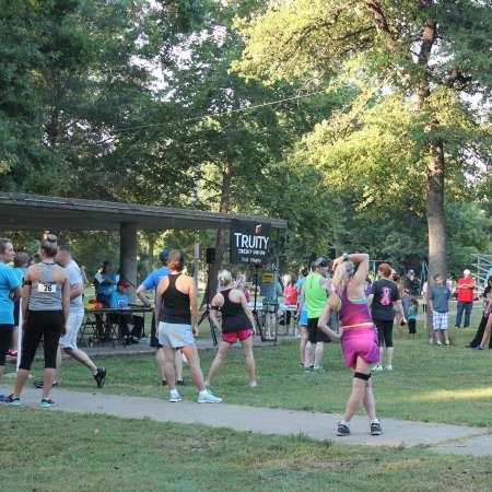 Runners listen to beginning announcements and prepare for the beginning of the run.