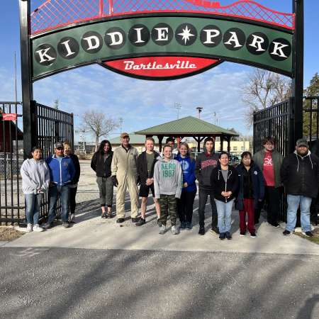 Students, Mentors and Parents volunteering at the local Kiddie Park