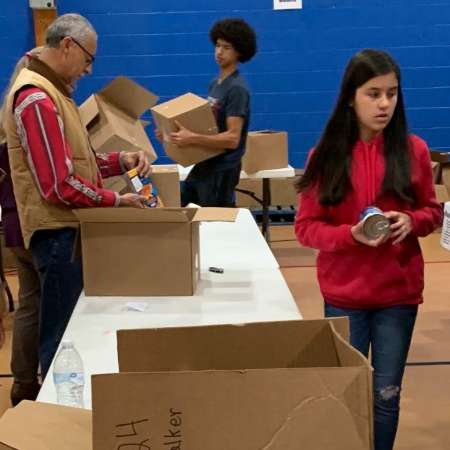 Students and Parents volunteer at Salvation Army.