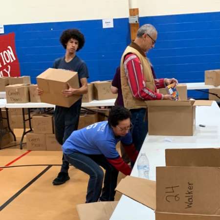 Students and Parents volunteer at Salvation Army.