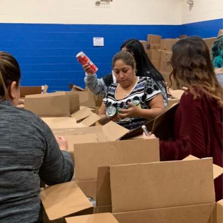 Students and Parents volunteer at Salvation Army.