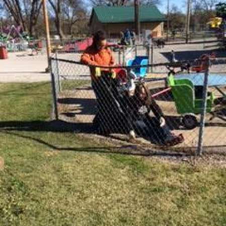 Students, parents, and mentors help to clean up Kiddie Park.