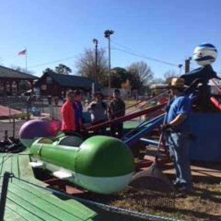 Students, parents, and mentors help to clean up Kiddie Park.