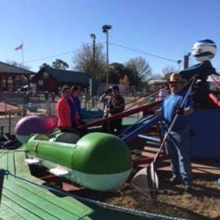 Students, parents, and mentors help to clean up Kiddie Park.