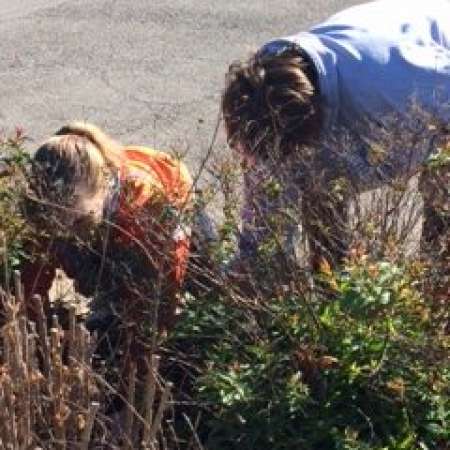 Students, parents, and mentors help to clean up Kiddie Park.