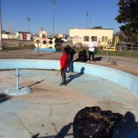 Students, parents, and mentors help to clean up Kiddie Park.