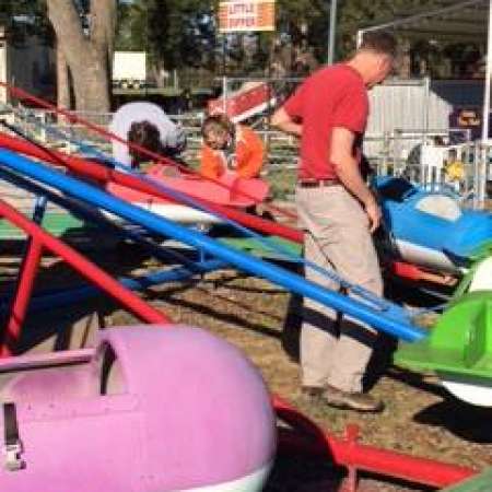 Students, parents, and mentors help to clean up Kiddie Park.