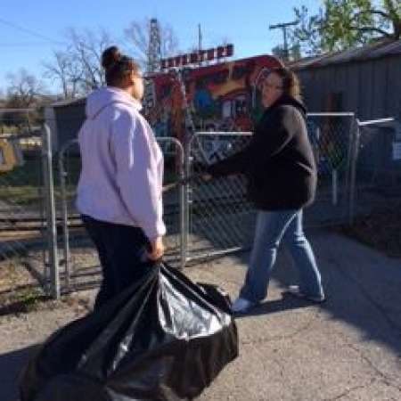 Students, parents, and mentors help to clean up Kiddie Park.