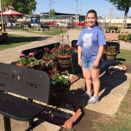 Student and mentor activity planting at Kiddie Park.