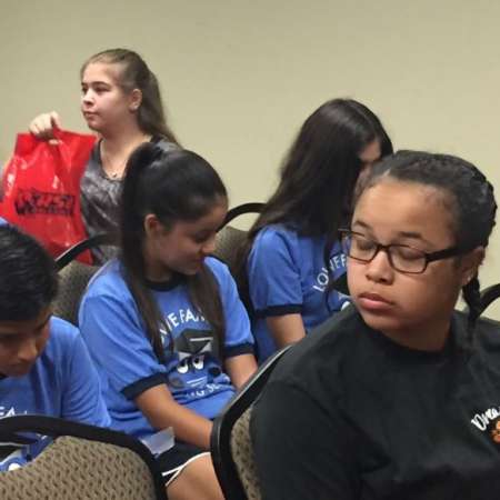 Students meet for brief presentation before walking tour of campus.